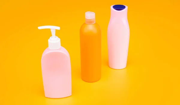 Багатобарвні косметичні пакети для шампуню та продуктів для миття тіла, пляшки — стокове фото