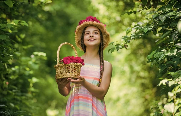 Kertészkedés. Gyerekkori boldogság. nyári vakáció. vidám gyermek nyáron. — Stock Fotó
