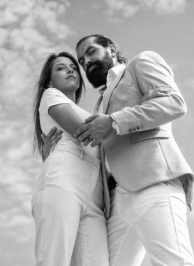 Erkek ve kadına aşık çiftler açık havada, romantizm