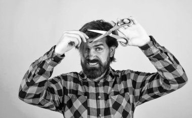 Uzun sakallı, uzun sakallı, makaslı, kuaförlü vahşi bir adam.