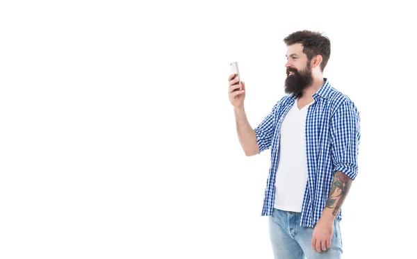 Hombre barbudo brutal feliz tomando la foto con el teléfono aislado en el fondo blanco con espacio de copia — Foto de Stock