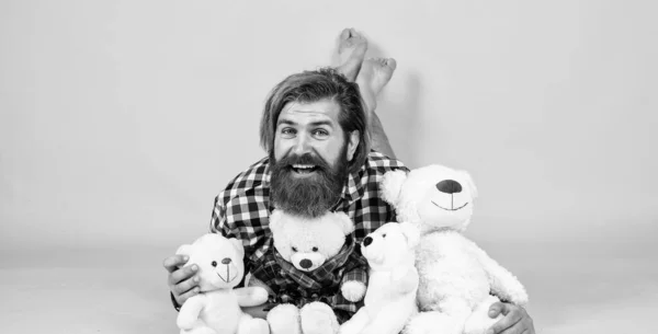 Brutal barbudo homem desgaste xadrez camisa ter exuberante barba e bigode com ursinho de pelúcia brinquedo, feliz aniversário — Fotografia de Stock