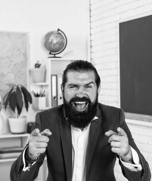 Homem professor feliz e bem sucedido em sala de aula, educação escolar — Fotografia de Stock