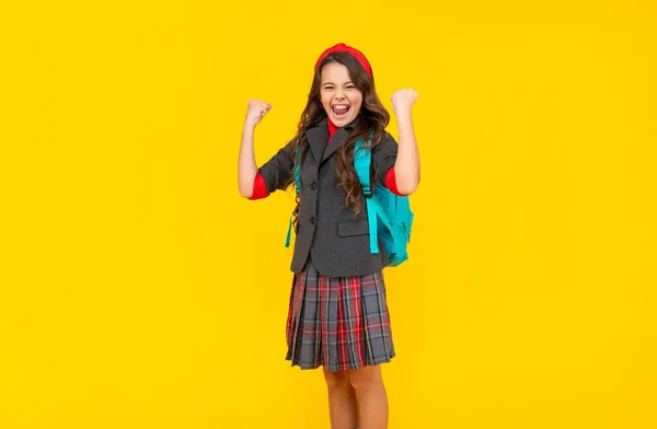 Concepto de educación. niño en uniforme sobre fondo amarillo. 1 de septiembre. — Foto de Stock