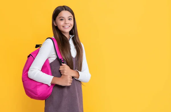 Criança sorriso com mochila escolar no fundo amarelo — Fotografia de Stock