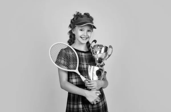 Sporterfolg. glückliches Teenie-Mädchen in Sportbekleidung gewann den Preis. Meisterpokal. — Stockfoto
