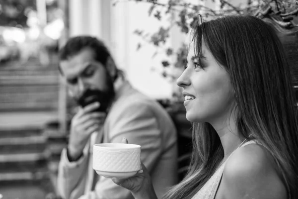 Молодой парень и влюбленная девушка позируют в летнем городском кафе, романтичные люди — стоковое фото