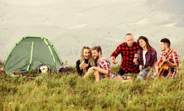 Keyifli yürüyüş pikniği. Yemek yiyen insanlar. Yürüyüş pikniği. Kamp konsepti. Gençler dağlık bölgede piknik yapıyor. Yaz maceraları. Grup arkadaşları dağlarda piknik yapıyor. Arkadaşlar tatilin tadını çıkarır