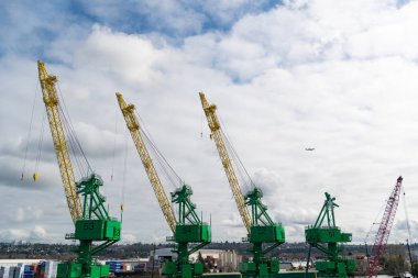 Limanda inşaat vinçleri var. Vinçli sanayi bölgesi