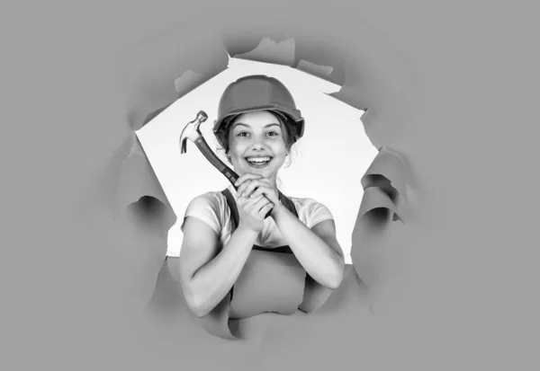 Glückliches Kind Ingenieur mit Hammerwerkzeug in harten Hut, Industrie — Stockfoto