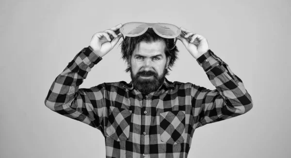 Macho com bigode se divertindo. Bonito hipster que vai à festa. sério homem maduro no fundo amarelo. Homem barbudo com óculos engraçados. Um tipo brutal usa camisa xadrez. conceito de férias de verão — Fotografia de Stock