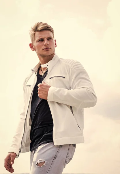 Bonito jovem masculino em branco casual roupas de moda, moda — Fotografia de Stock