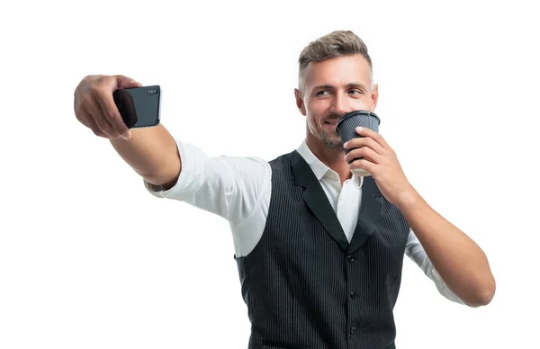 Glücklicher Manager trinkt Kaffee und macht Selfie mit Smartphone — Stockfoto