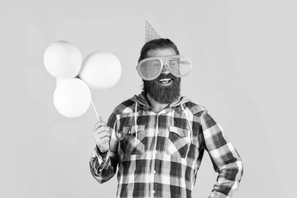 Havalı, bakımlı, sakallı erkek hipster parti balonları tutuyor, eğlenceli. — Stok fotoğraf