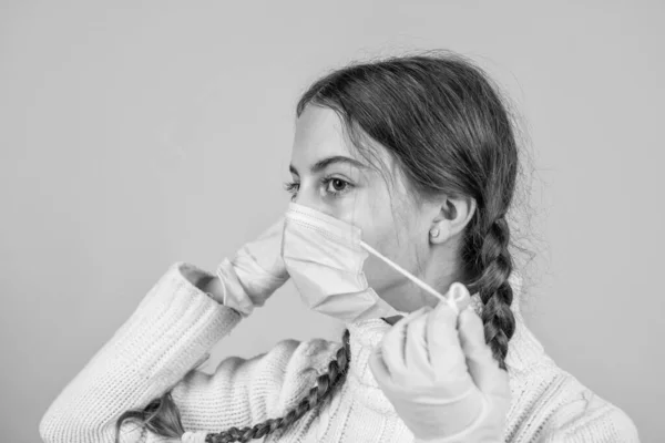Дівчина-підліток носить респіраторну маску в той час як пандемія коронавірусу карантин, здоров'я — стокове фото