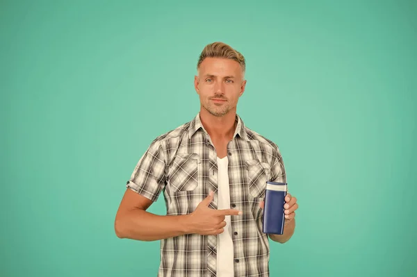 Un poco de lujo a su ritual de baño. El hombre señala el fondo azul de la botella de gel. Gel de ducha. — Foto de Stock