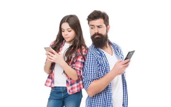 Family bloggers of girl child daughter and bearded man father use mobile phones, blogging — Stock fotografie