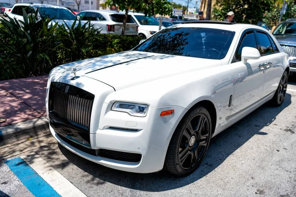 Miami Beach, Florida EUA - 14 de abril de 2021: Rolos brancos royce ghost series 2 mansory, corner view — Fotografia de Stock