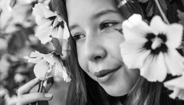 Chica con flor de arbusto de hibisco en la temporada de floración de primavera o naturaleza de verano, belleza — Foto de Stock