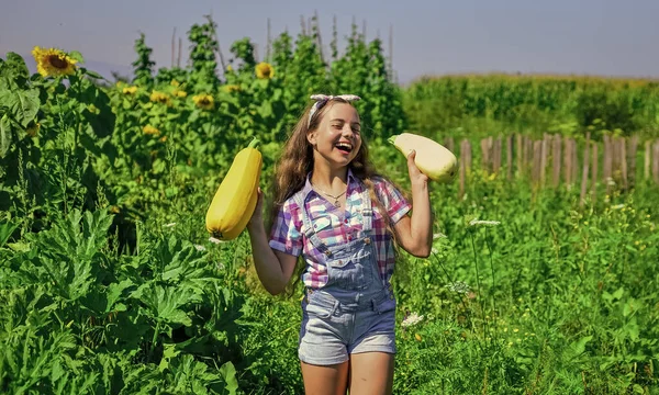 Meisje kind kleine boer trots op de oogst, eigen land is het beste — Stockfoto