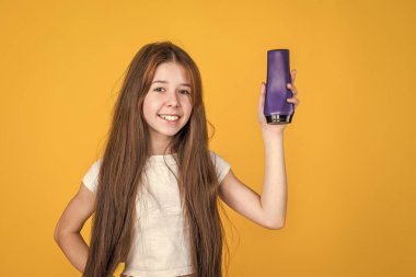 Çocuk duş jeli sunuyor. Vücut bakımı kozmetik banyo. Deri losyonu. Güçlü ve dirençli. Neşeli kız saçını düzleştirmeye hazır. Gençler saçlarını şampuanla temizliyor.