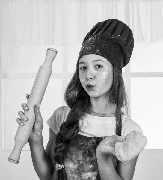 Menina adolescente no uniforme cozinheiro preparar comida na cozinha, culinária — Fotografia de Stock
