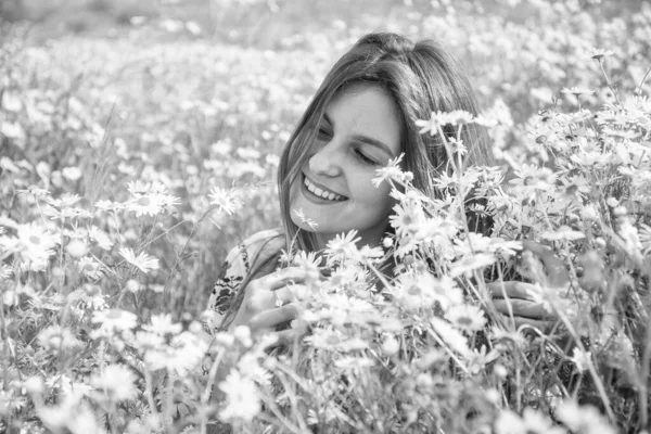 Close up retrato de linda jovem mulher romântica com fundo camomila campo de flores, verão — Fotografia de Stock