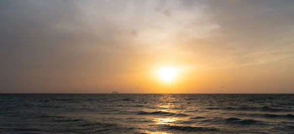 朝のビーチと美しい日の出の空ロマンチックな景色 — ストック写真