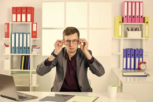 Uomo vestito formale ufficio di lavoro analista finanziario economia gestione delle crisi, concetto di carriera — Foto Stock