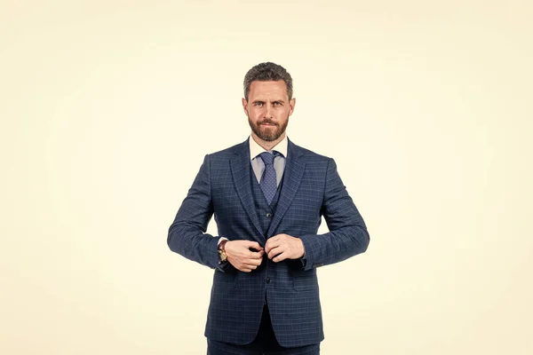 Tipo guapo aislado en blanco. confiado jefe masculino botón encima de una chaqueta. — Foto de Stock