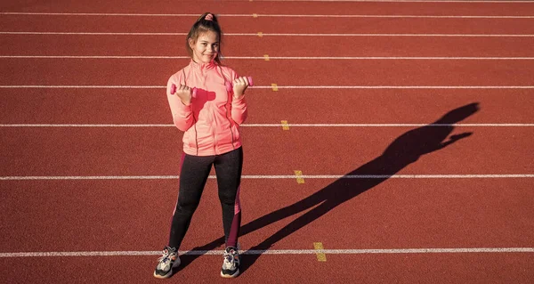 Spor pistinde dambıllı çocuk egzersizi, kuvvet antrenmanı. — Stok fotoğraf