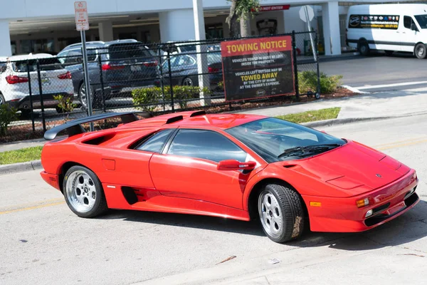 Miami Beach, Floryda USA - 15 kwietnia 2021: czerwony Lamborghini diablo, widok z boku. luksusowy samochód sportowy — Zdjęcie stockowe