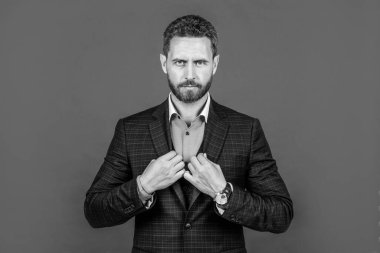 Takım elbiseli olgun, gülümseyen adam modaya uygun ve seksi, erkek tarzı.