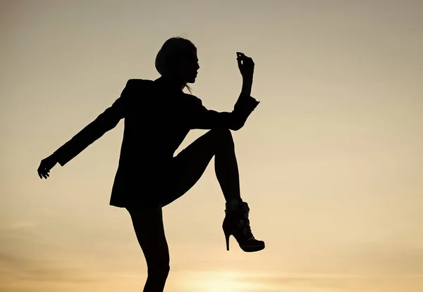 Commence à danser. Danse fille sur le ciel du soir. Silhouette dansante. Danseuse de ballet femme au crépuscule — Photo