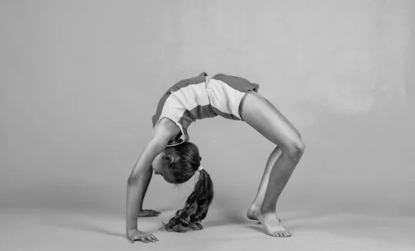 Glad unge i sport träningskläder träning, akrobatik — Stockfoto