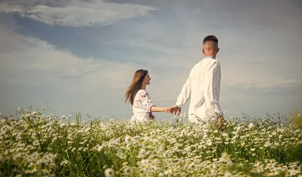 Coppia che cammina nel campo di papavero tenendosi per mano sorridente, amore e romanticismo — Foto Stock