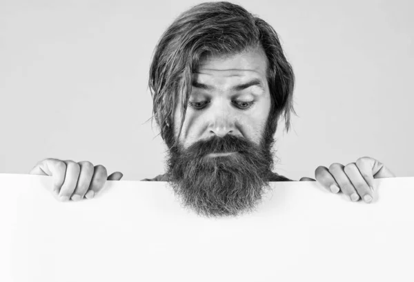 Зрелый бородатый парень имеет длинные волосы держать бумагу успокаивать, копировать пространство, творческий — стоковое фото