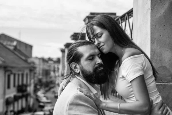 Aşk zamanı. Romantizmi hisset. İlk buluşma tarihi. Romantik bayramı kutlamak. Aile yıldönümü. Saf duygular. Sakallı adam hippi sarılması seksi kadın. Adam açık havada sevgilisini kucaklıyor. Birbirine aşık çiftler