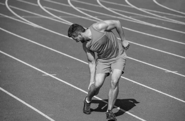 Sportman voelen zich gekwetst en scherpe pijn als gevolg van sport trauma na het sporten, sport letsel — Stockfoto