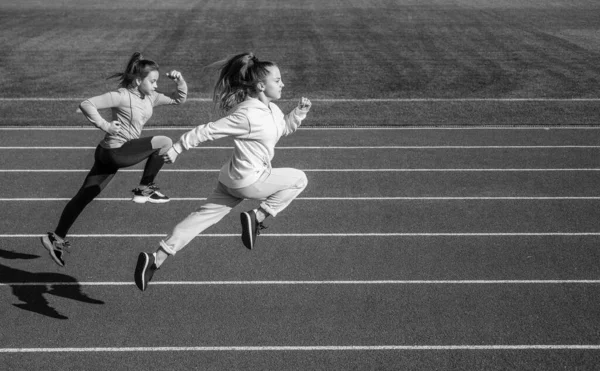 Resistencia. Las adolescentes corren maratón. Corredor en competición de carreras. Sprinter calentándose en el gimnasio del estadio. niños que entrenan en la escuela lección de educación física. velocidad y movimiento. Sólo volando — Foto de Stock