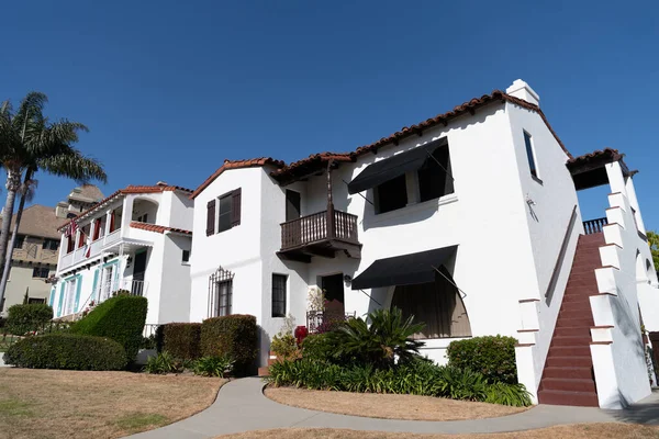 House in suburb. Private residence surrounded by picket fence. Suburban architecture — Φωτογραφία Αρχείου