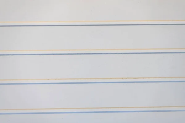 白色纹理背景的水平蓝色和米黄色条纹壁纸图案 — 图库照片