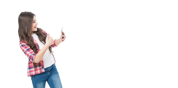 Šťastný dospívající dítě fotografování na telefonu kamery izolované na bílém s kopírovacím prostorem. palec nahoru — Stock fotografie