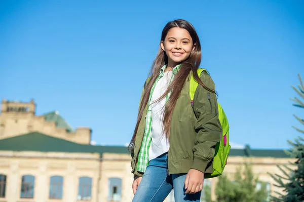 Happy kid with school bag outdoor with copy space. back to school — Stockfoto