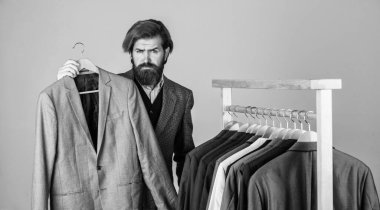 Kıyafet seçen iş adamı yakışıklı adam, klasik takım elbise konsepti.