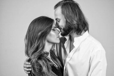 Aile değerleri ve ilişki. Aşık neşeli bir çift. Kadın ve erkeğin romantik ilişkileri. Aşk iş başında. Romantizm ve arzu. Kuaför kuaförü. Erkek berber dükkanı güzelliği