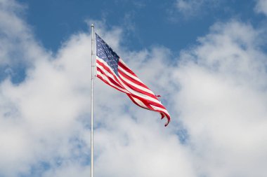 Arka planda Amerikan bayrağı var. Vatanseverlik