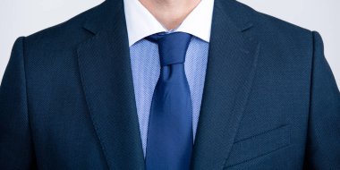 Boyunbağı olan takım elbiseli bir adam.