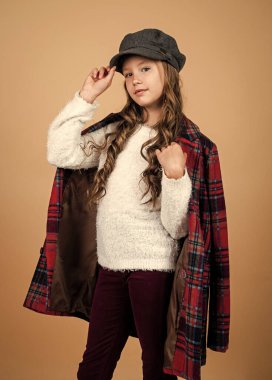 Klasik damalı ceketli genç kız. Mutlu çocukluk. güzellik ve moda.