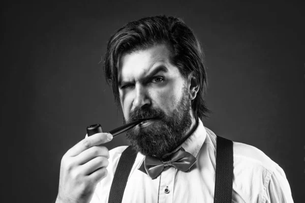 Bărbat brutal elegant fumează o țeavă purtând cravată formală, stil masculin — Fotografie, imagine de stoc